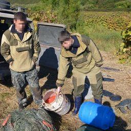 Государственные инспекторы обнаружили в Южно-Камчатском федеральном заказнике двух нарушителей с 20 кг лососевой икры, сетью и лодкой. Фото пресс-службы ФГБУ «Кроноцкий государственный заповедник»