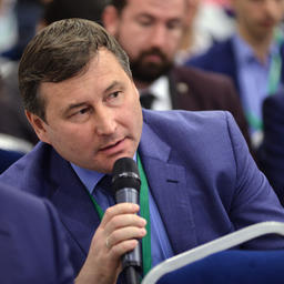 Гендиректор Южно-Курильского рыбокомбината Константин КОРОБКОВ обратил внимание на качество отечественной рыбной муки. Фото пресс-службы Росрыболовства