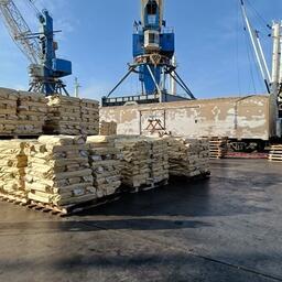 Отгрузка рыбной продукции в рефвагоны в порту Владивостока