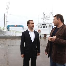 Председатель Правительства РФ Дмитрий МЕДВЕДЕВ и гендиректор ООО ПКФ «Южно-Курильский рыбокомбинат» Константин КОРОБКОВ. Фото пресс-службы Правительства РФ.