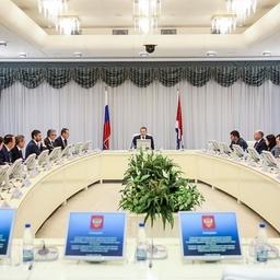 Совещание по перспективам развития в Приморье портовой инфраструктуры провел вице-премьер – полпред президента в ДФО Юрий ТРУТНЕВ. Фото пресс-службы краевой администрации