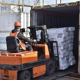 Успешная лососевая путина в этом году прибавила работы не только рыбакам, но и портовикам: красную рыбу активно отправляли по России и на экспорт