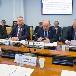 Рабочая группа Совета Федерации рассмотрела резонансный законопроект о продаже 50% крабовых квот через аукционы. Фото пресс-службы СФ