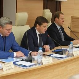 Начальник управления науки и образования Федерального агентства по рыболовству Константин БАНДУРИН, заместитель министра сельского хозяйства - руководитель Росрыболовства Илья ШЕСТАКОВ и заместитель руководителя ведомства Василий СОКОЛОВ. Фото пресс-службы ФАР