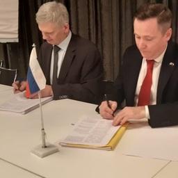 Протокол подписали глава фарерского департамента министерства по рыболовству Андрас КРИСТАНСЕН и врио начальника Центра системы мониторинга рыболовства и связи Александр Михайлов. Фото пресс-службы ЦСМС