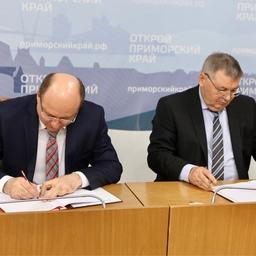 От Находкинского судоремонтного завода контракты подписал генеральный директор завода Николай БОЛГАР, от рыбопромышленных компаний – президент ГК «Антей» Иван МИХНОВ. Фото пресс-службы правительства Приморского края