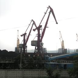 Залив Посьета известен не только своими морскими огородами, но и находящимся в непосредственной близости от них одноименным морским портом, специализирующимся на перевалке угля. В 2019 г. в порту перегрузили 5,5 млн тонн