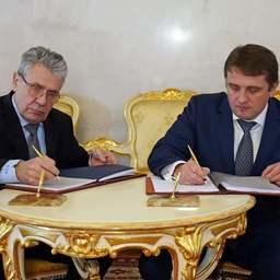 Программу научных исследований на 2021 г. подписали президент РАН Александр СЕРГЕЕВ и руководитель Росрыболовства Илья ШЕСТАКОВ. Фото пресс-службы ВНИРО
