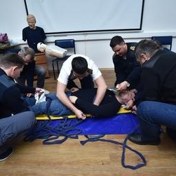 Фиксация пострадавшего на носилках