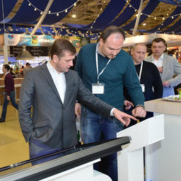 Глава Росрыболовства Илья ШЕСТАКОВ тестирует мобильное приложение по заказу морских деликатесов с холодильников «Русской рыбной компании»