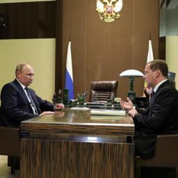 Структуру нового правительства премьер Дмитрий МЕДВЕДЕВ представил президенту Владимиру ПУТИНУ 15 мая. Фото пресс-службы главы государства
