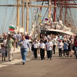 Полюбоваться уникальными парусниками пришло Более 300 тыс. человек. Фото Александра Кучерука.
