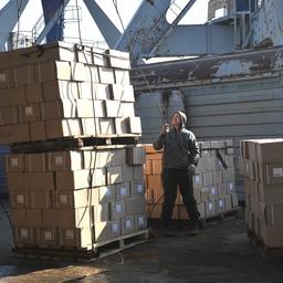 Перегрузка рыбопродукции с судна в рефвагоны во Владивостоке