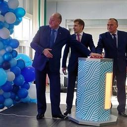 Кнопку пуска нажали губернатор Владимир ИЛЮХИН, генеральный директор ПАО «Океанрыбфлот», учредитель «Камчаттралфлота» Евгений НОВОСЕЛОВ и генеральный директор ООО «Камчаттралфлот» Владимир КОТОВ