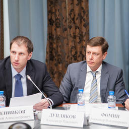 Заместитель директора ООО «УК Карат» Сергей СЕННИКОВ и президент Ассоциации добытчиков краба Дальнего Востока (АДК) Александр ДУПЛЯКОВ