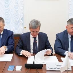 Президент Магаданской ассоциации рыбопромышленников Михаил КОТОВ, председатель Комиссии РСПП по рыбному хозяйству и аквакультуре Герман ЗВЕРЕВ, председатель правления Союза рыбопромышленников Севера Владимир ГРИГОРЬЕВ. Фото предоставлено РСПП
