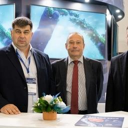 Председатель Дальневосточного союза предприятий марикультуры Роман ВИТЯЗЕВ, первый заместитель председателя правления Виктор ЗАРАЙСКИЙ и гендиректор компании «СПТ» Сергей ВИТЯЗЕВ. Фото пресс-службы ESG