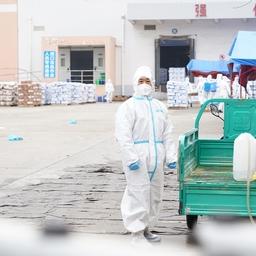 Тестирование упаковки мороженых продуктов на COVID-19. Фото: Li Jieyi / Global Times