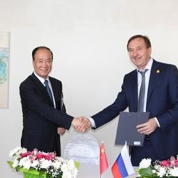 Заместитель министра Главного государственного управления по контролю качества, инспекции и карантину Китая (AQSIQ) Ван Вэй и заместитель руководителя Россельхознадзора Евгений Непоклонов. Фото пресс-службы Россельхознадзора