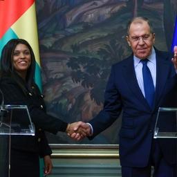 Министр иностранных дел, международного сотрудничества и сообществ Республики Гвинея-Бисау Сузи Карла БАРБОЗА и министр иностранных дел России Сергей ЛАВРОВ. Фото пресс-службы МИД РФ
