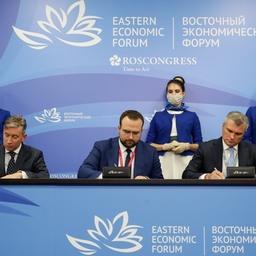 Соглашение подписали гендиректор Корпорации развития Дальнего Востока и Арктики Игорь НОСОВ, председатель наблюдательного совета инвестиционного товарищества «Корпорация «Рыба.РФ» Александр КРУТИКОВ и зампредседателя — член правления ВЭБ.РФ, гендиректор ВЭБ.ДВ Артем ДОВЛАТОВ. Фото ТАСС