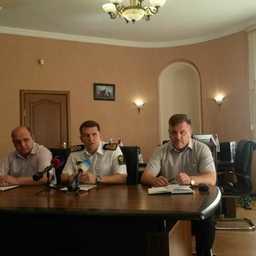 Представитель Пограничного управления ФСБ России по Приморскому краю Денис КОЗЛОВ, руководитель Приморского теруправления Росрыболовства Андрей ГИНКЕЛЬ, представитель погрануправления Игорь БЕЛОСУМОВ