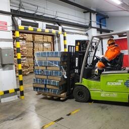 Загрузка рыбопродукции в холодильную камеру во Владивостокском морском рыбном порту