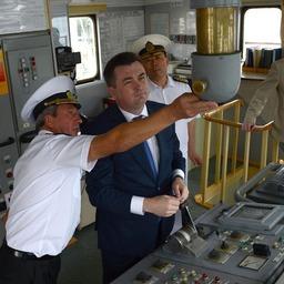 Капитан Сергей Толовиков провел для губернатора экскурсию по паруснику