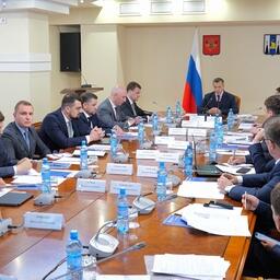 Реализация инвестпроекта по модернизации Корсаковского порта рассматривалась на совещании, которое провел вице-премьер — полпред президента в ДФО Юрий ТРУТНЕВ. Фото пресс-службы полпредства