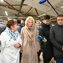 Вице-премьер Виктория АБРАМЧЕНКО и глава Росрыболовства Илья ШЕСТАКОВ на Большереченском рыбоводном заводе. Фото пресс-службы ведомства