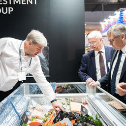 Стенды российских производителей на Seafood Expo Global & Seafood Processing Global посетил заместитель руководителя Росрыболовства Петр САВЧУК. Фото ESG