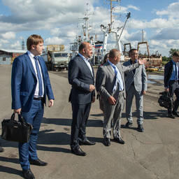 Губернатор Игорь Орлов обсудил с руководством АО «Архангельский траловый флот» планы по модернизации инфраструктуры рыбного порта. Фото пресс-службы правительства региона