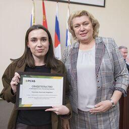 Очередное награждение именными стипендиями в Дальрыбвтузе прошло в декабре. На фото — аспирантка второго года обучения Анастасия ПОЛИТАЕВА и руководитель Приморского филиала Россельхозбанка Елена БАКУМЕНКО. Фото пресс-службы вуза