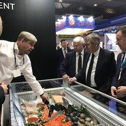 Стенды российских производителей на Seafood Expo Global 2019 посетил заместитель руководителя Росрыболовства Петр САВЧУК. Фото пресс-службы ведомства