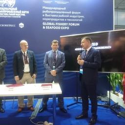 Договор на строительство завода по выпуску рыбной муки и жира Южно-Курильский рыбокомбинат и компания ASTW заключили на форуме в Санкт-Петербурге. Подписи под контрактом поставили управляющий директор ASTW Сверре ГОЛТЕН и генеральный директор комбината Константин КОРОБКОВ