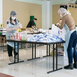 Продуктовые наборы собирают в учебно-тренировочном центре «Восток». Фото пресс-службы фонда «Родные острова»
