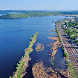 Верх-Нейвинское водохранилище и Новоуральск. Фото Вячеслава Бухарова, CC BY-SA 4.0