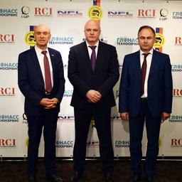 Председатель Ассоциации операторов рефрижераторного подвижного состава Виталий МОМОТ, врио генерального директора ФГУП «Национальные рыбные ресурсы» Сергей ХАРЬКОВ и генеральный директор компании «Нацрыблогистик» Евгений СОЛДАТОВ. Фото пресс-службы «Нацрыбресурса»