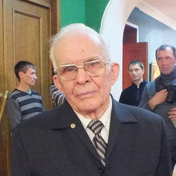 Председатель инициативной группы по созданию памятника - капитан дальнего плавания, доцент кафедры управления судном Дальрыбвтуза Виктор ЩЕРБАТЮК
