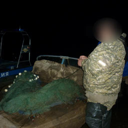 Гражданин рыбачил с моторной лодки в темное время суток. Кадр из оперативной съемки полиции