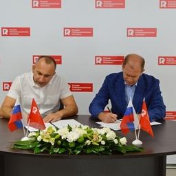 Контракт на поставку готовой продукции в ретейл подписали представитель сети гипермаркетов «Самбери» Сергей ДРОБЫШЕВ и генеральный директор ООО «Русский минтай» Михаил ДЕГТЯРЕНКО
