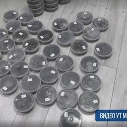Всего в руки правоохранителей попало почти 35 кг черной икры. Кадр оперативной съемки