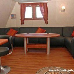 Д) Кормовой траулер-морозильщик 31,7 х 10,4 м и обьемом трюма 343 куб.м (190 тонн мороженных блоков). Судно укомплектовано оборудованием для сортировки, мойки, разделки и взвешивания рыбы и ее заморозки обьемом 32 тонны/сутки.