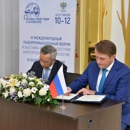 Подписи под документом поставили делегат от Королевского правительства Камбоджи, генеральный директор администрации рыбного хозяйства Енг ЧЕАСАН и заместитель министра сельского хозяйства – руководитель Росрыболовства Илья ШЕСТАКОВ