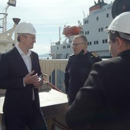 Избранный губернатор Камчатки Владимир СОЛОДОВ и представители группы компаний «Антей». Фото пресс-службы правительства региона