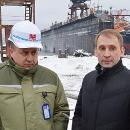 Гендиректор Находкинского судоремонтного завода Николай БОЛГАР и министр по развитию Дальнего Востока и Арктики Александр КОЗЛОВ