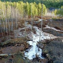 Самоизлив шахты имени Калинина вблизи города Губаха в КУБе. Фото Николая Максимовича («Википедия»). Файл доступен по лицензии Creative Commons Attribution 3.0 Unported