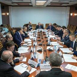 Проблему с распределением квот глубоководных крабов рассмотрели на заседании рабочей группы по мониторингу подзаконных актов в области рыболовства и аквакультуры в Совете Федерации. Фото пресс-службы СФ