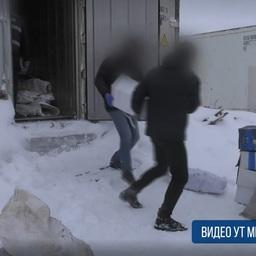 Обыск на складе. Кадр оперативной съемки