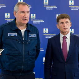 Заместитель председателя Правительства Дмитрий РОГОЗИН и губернатор Сахалинской области Олег КОЖЕМЯКО. Фото пресс-службы правительства региона